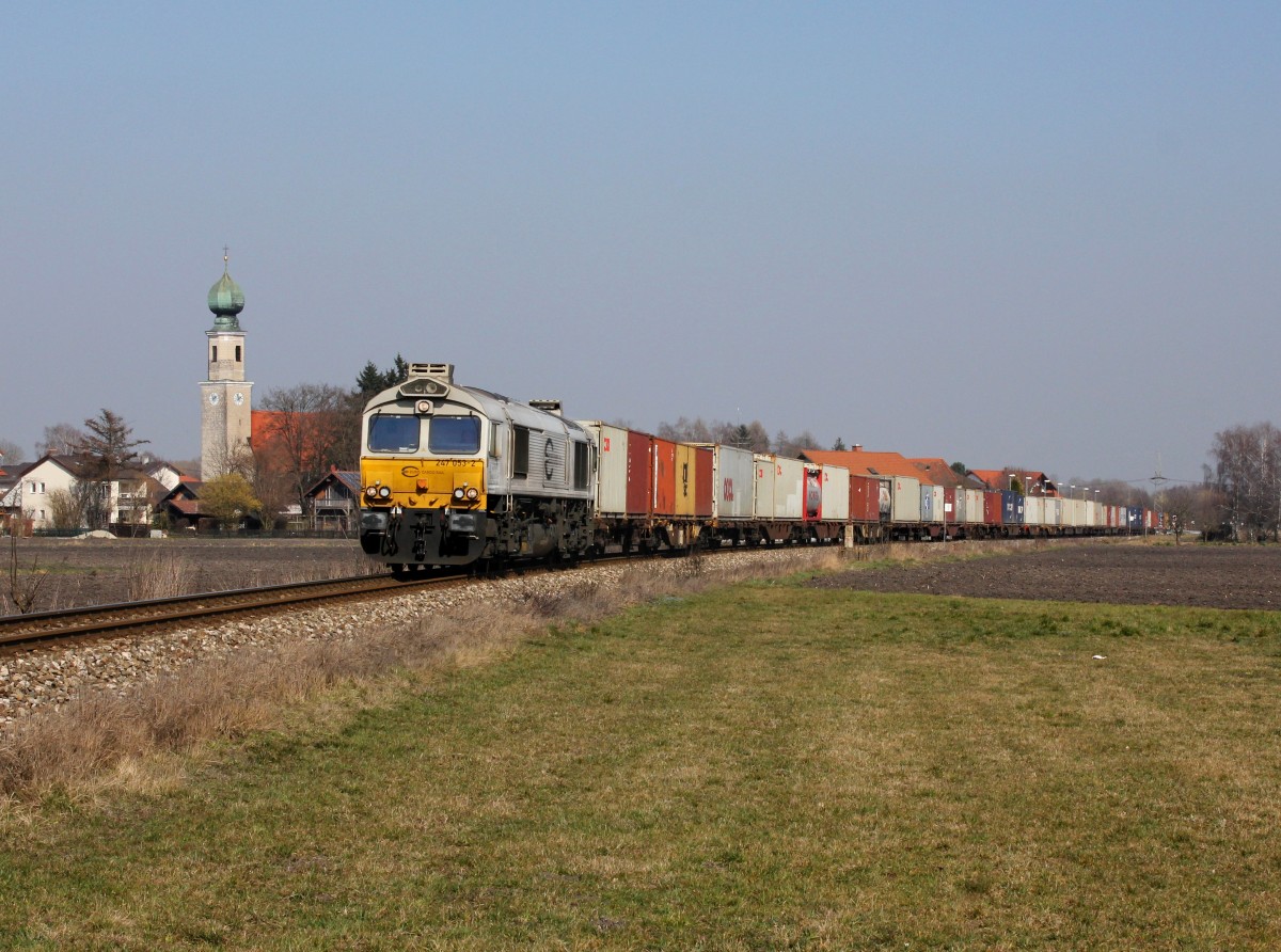 Die 247 053 mit einem Containerzug am 14.03.2014 unterwegs bei Heiligenstatt.