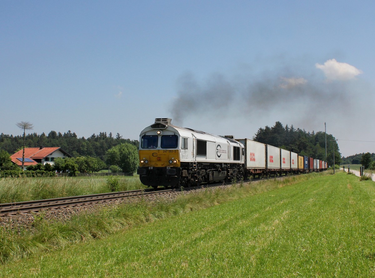 Die 247 053 mit einem Containerzug am 12.06.2015 unterwegs bei Pirach.