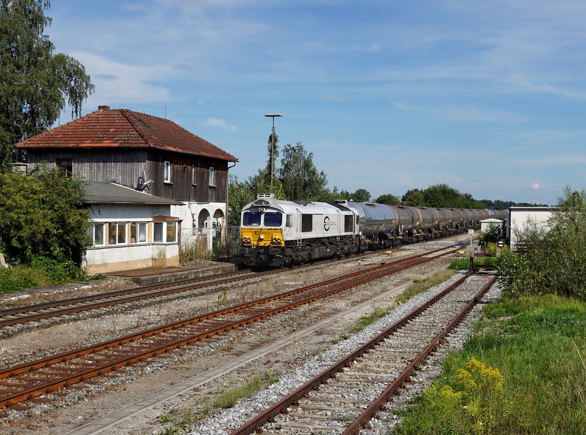 Die 247 056 mit einem Kesselzug am 09.08.2019 bei der Durchfahrt in Pirach.