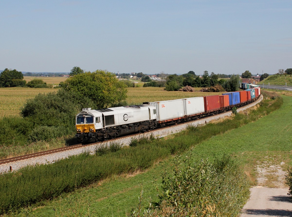 Die 247 057 mit einem Containerzug am 28.08.2015 unterwegs bei Weidenbach.