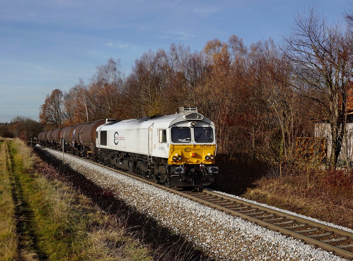 Die 247 059 mit einem Kesselzug am 24.11.2017 unterwegs bei Pirach.