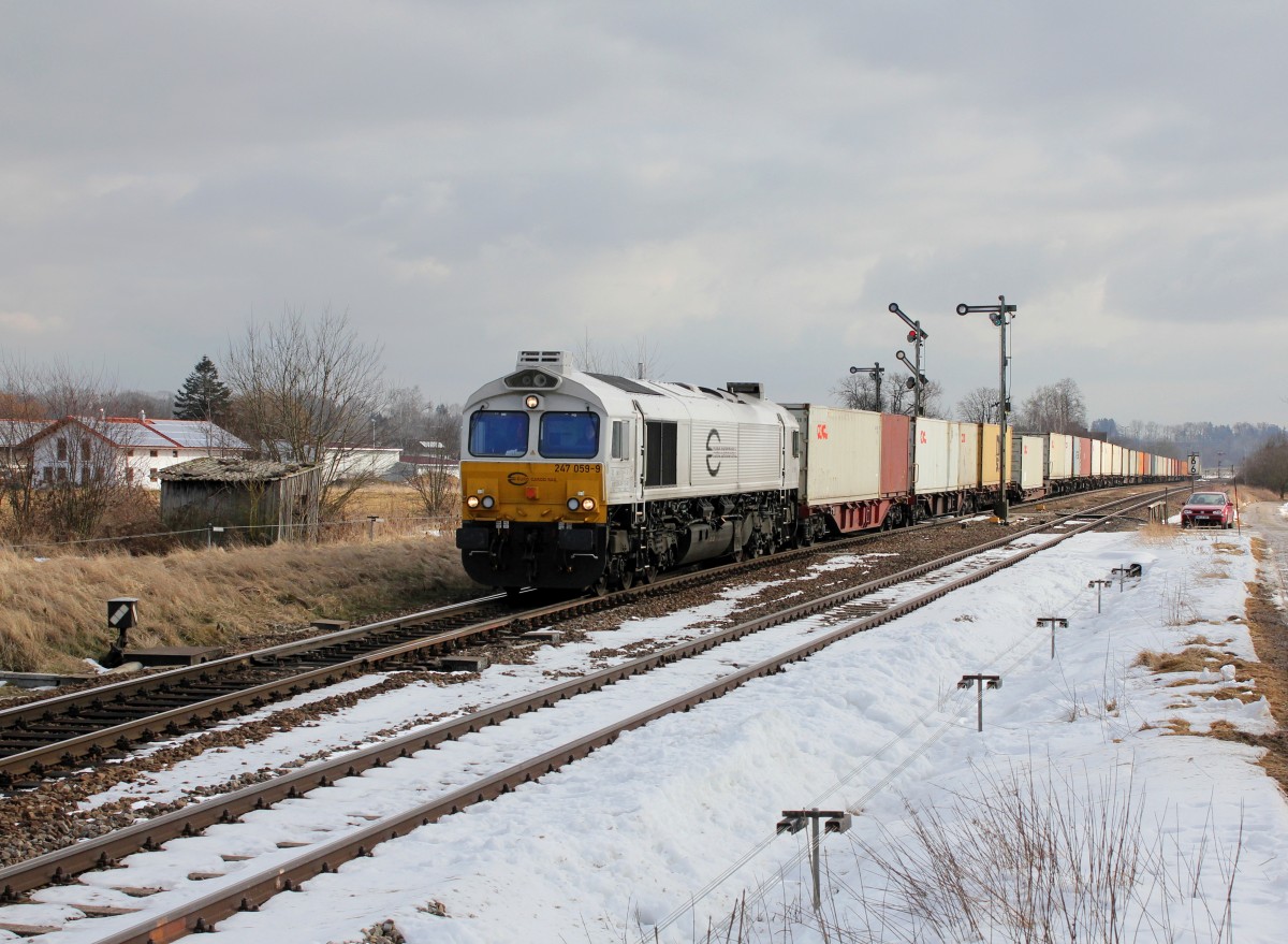 Die 247 059 mit einem Containerzug am 20.02.2012 bei der Ausfahrt aus Tüßling.
