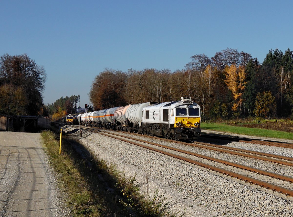 Die 247 060 mit einem Kesselzug und die 077 024 Lz am 06.11.2020 unterwegs bei Tüßling.