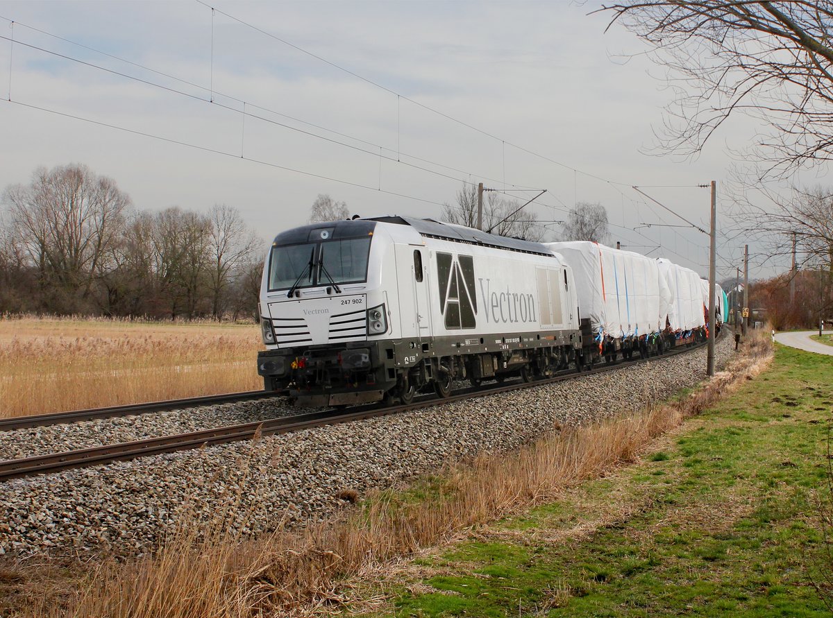 Die 247 902 mit den Verunglückten Meridians am 05.03.2016 unterwegs bei Thonstetten.