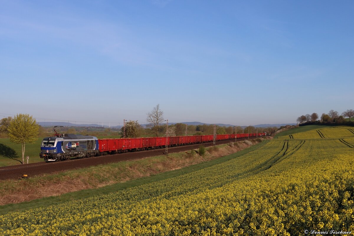 Die 248 002 von Railsystemspr war mit 40 H-Eaos Wagen und kalter 151 079 am Ende von Braunschweig nach Passau unterwegs. Am 19.04.2022 konnte ich den Zug bei blühendem Raps nahe der Ortschaft Hohnstedt fotografieren. 