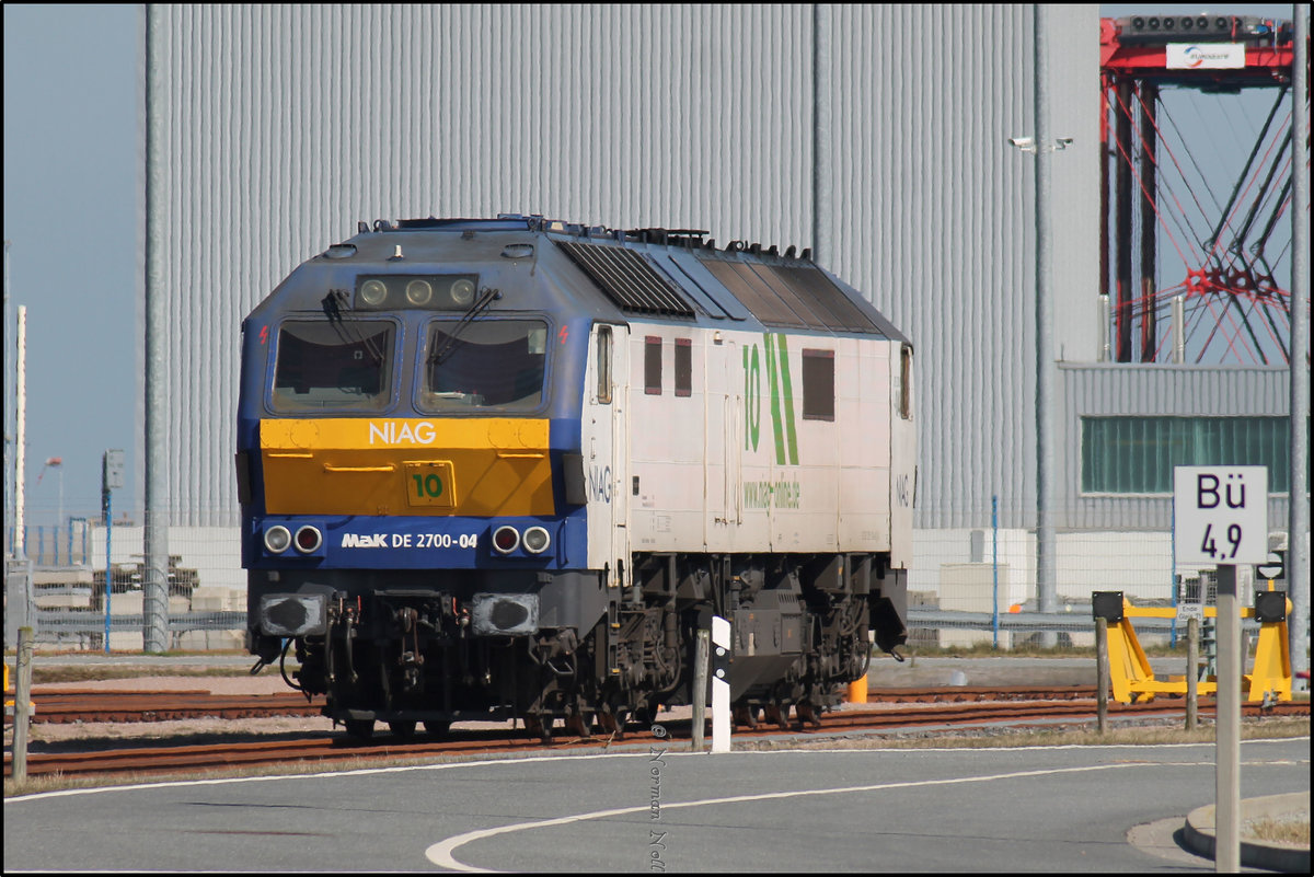 Die 251 004-8 der NIAG wartet am Jade-Weser-Port auf neue Aufgaben. Wilhelmshaven 09/04/2017