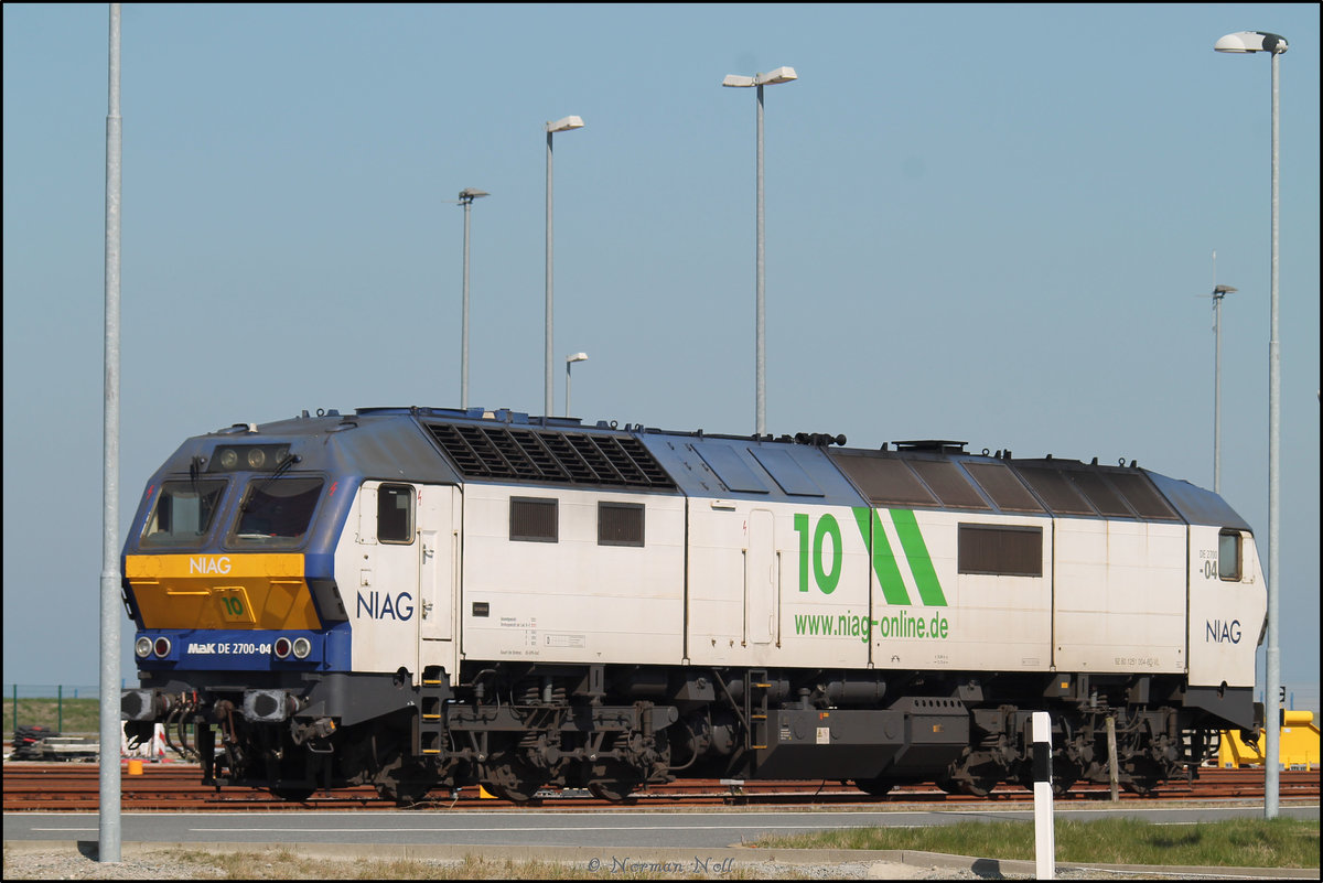 Die 251 004-8 zwischen zwei Laternenpfeiler gequetscht und abgestellt am Jade-Weser-Port. Wilhelmshaven 09/04/2017