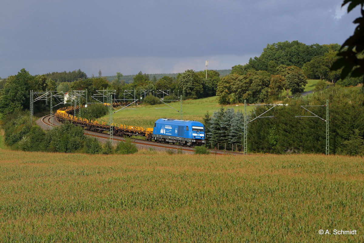 Die 253 014 mit leerem Langschienenzug von Jüterburg nach Nürnberg als DGS 62113. Am 21.08.2016 in Ruppertsgrün/ Pöhl