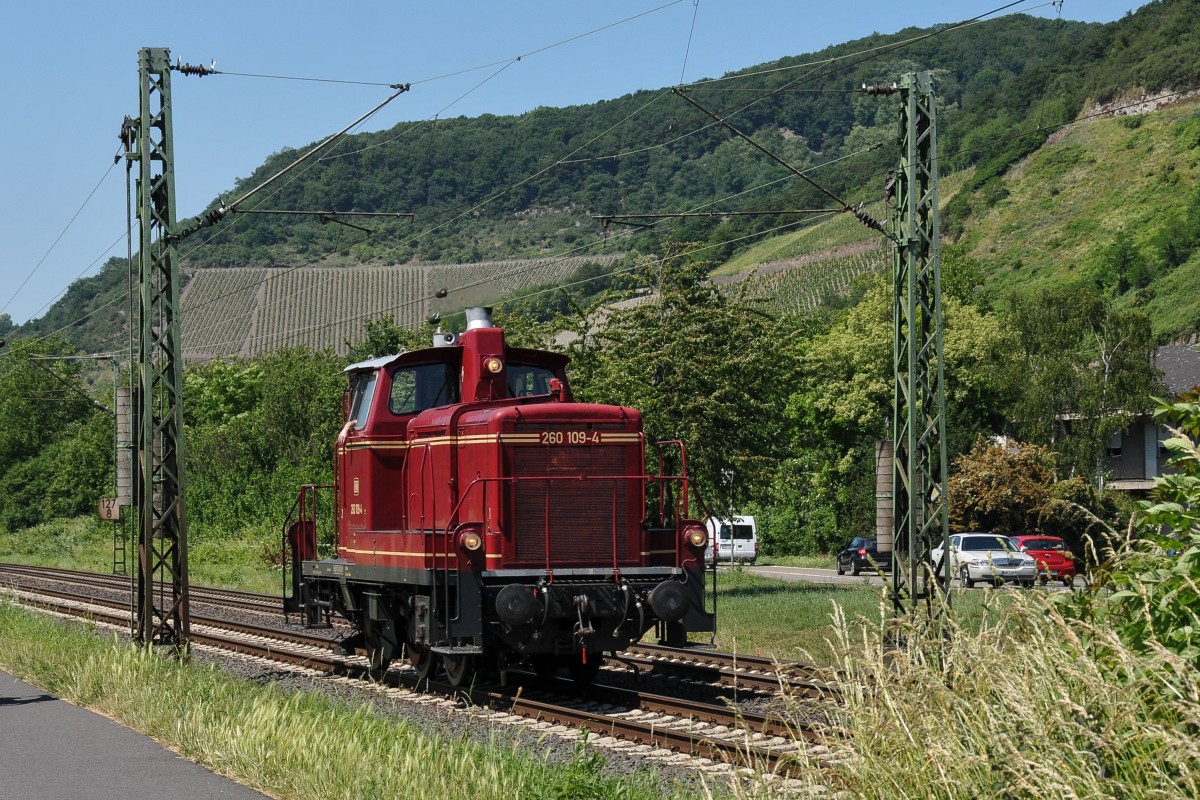 Die 260 109-4 dieselte an diesem heißen 05/06/2015 gemächlich durch Leutesdorf Richtung Koblenz. 