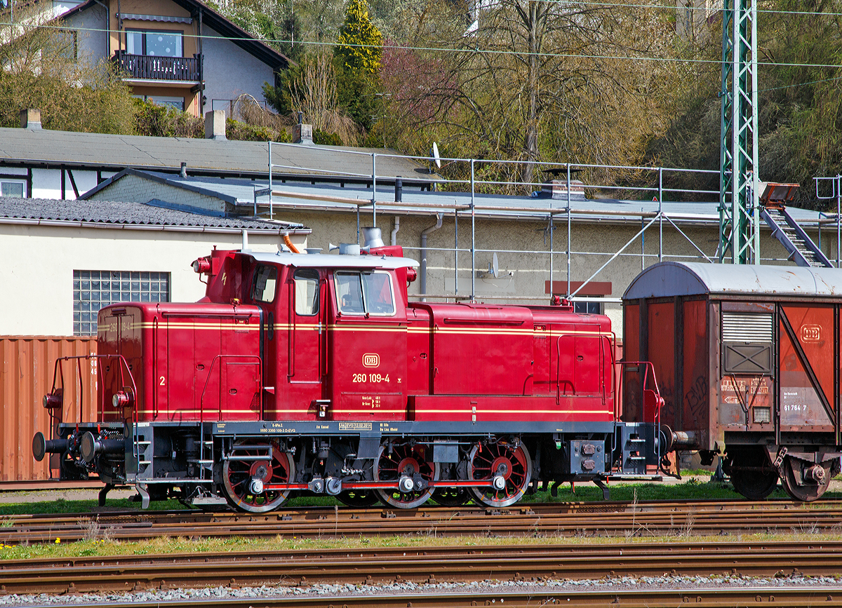
Die 260 109-4 (eigentlich 98 80 3360 109-3 D-EVG) der Rheinische Eisenbahn GmbH eine Tochtergesellschaft der EVG - Eifelbahn Verkehrsgesellschaft mbH, ex DB V 60 109, ex DB 260 109-4. ex DB 360 109-3, ist am 12.04.2015 in Linz am Rhein abgestellt.

Die V60 der leichten Bauart wurde 1956 unter der Fabriknummer 600029 von MaK gebaut und als als V 60 109 Deutsche Bundesbahn geliefert. Nach der Umzeichung 1968 in 260 109-4 und 1987 in 360 109-3 wurde die V60 im Jahr 2001 bei der DB ausgemustert. 2003 ging sie an die EfW-Verkehrsgesellschaft mbH in Frechen und 2007 an die Bocholter Eisenbahngesellschaft mbH bis sie 2009 zur Rheinische Eisenbahn GmbH kam.