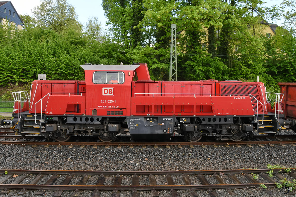 Die 261 025-1 der DB im April 2018 in der Nähe des Hattinger Bahnhofes.