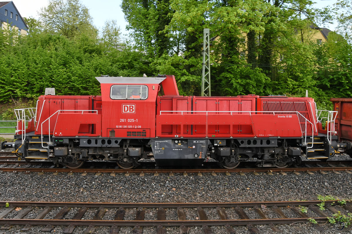 Die 261 025-1 der DB im April 2018 in der Nähe des Hattinger Bahnhofes.
