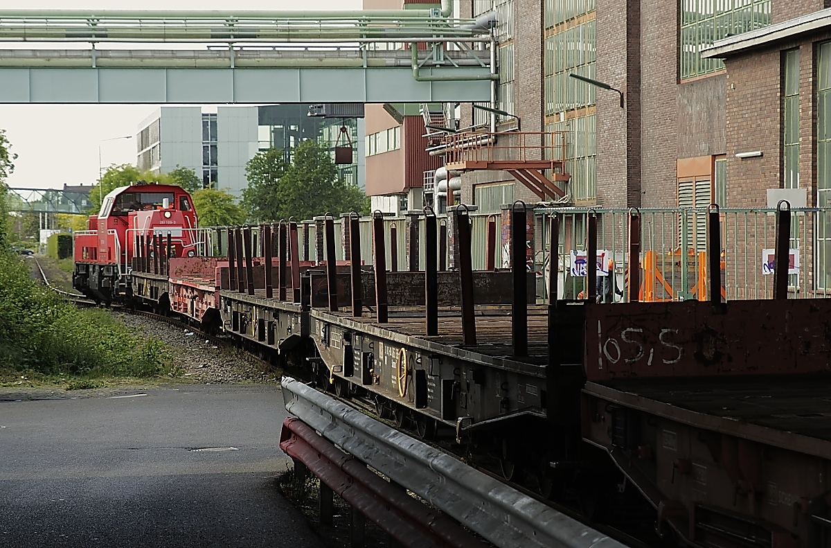 Die 261 109-3 schiebt am 13.05.2020 ihre Übergabe aus Düsseldorf-Lierenfeld über die Vennhauser Straße in Richtung Bruchstraße, im Hintergrund die Anlagen des Kraftwerkes Flingern