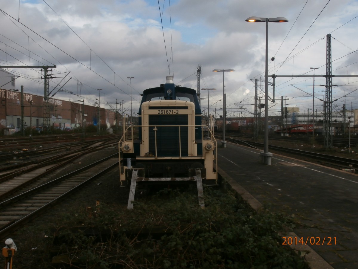 Die 261 671-2 von Vorne. Sie steht am 21.2.14 mit der 365 695-6 und einen Flachwagen mit Hebebühne in Düsseldorf HBF auf einen Abstellgleis