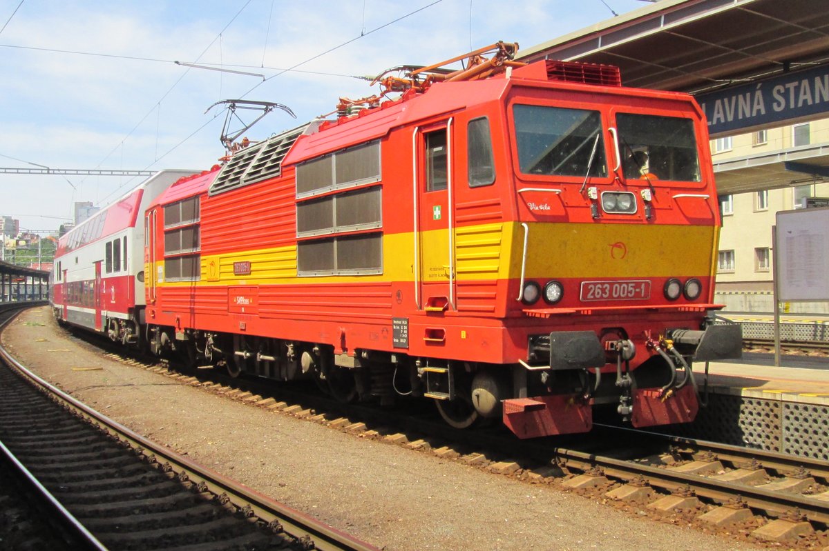 Die 263 005 steht -wieder in Originalfarben- am 31 Mai 2015 in Bratislava hl.st.