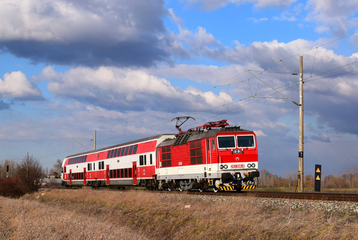 Die 263 006 mit einem Wendezug auf dem Weg nach Komárno (Komárom - Sk) kurz nach Chotín (Hetény). 
Chotín, 26.02.2022.