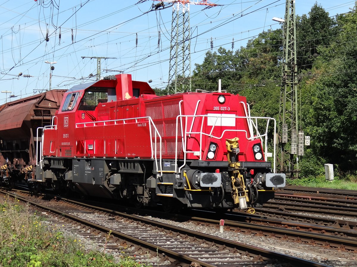 Die 265 027-3 fahrt im RBf Köln-Gemberg mit ein Guterzug - 07/09/2016