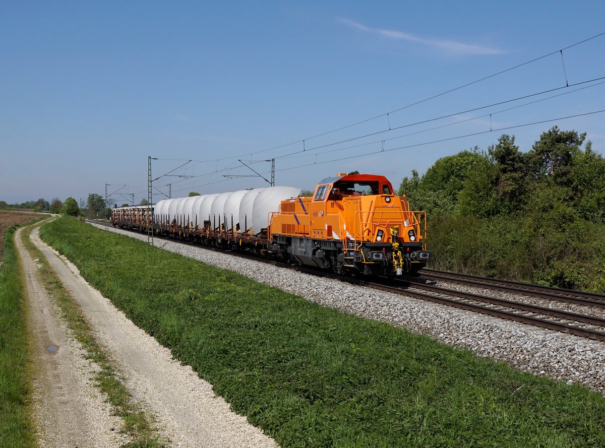 Die 265 303 mit einem Güterzug am 06.05.2017 unterwegs bei Langenisarhofen.