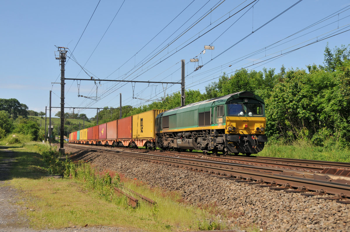 Die 266 065 alias PB14 von Crossrail schleppt den 41533 Antwerpen/Krommenhoek - Germersheim durch Bassenge in Richtung Aachen-West. Aufnahme vom 07/06/2019.