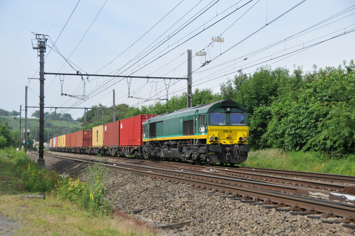 Die 266 066-0 alias PB15 von Crossrail zieht einen Containerzug durch Bassenge in Richtung Visé und Aachen-West. Aufnahme vom 16/06/2018.