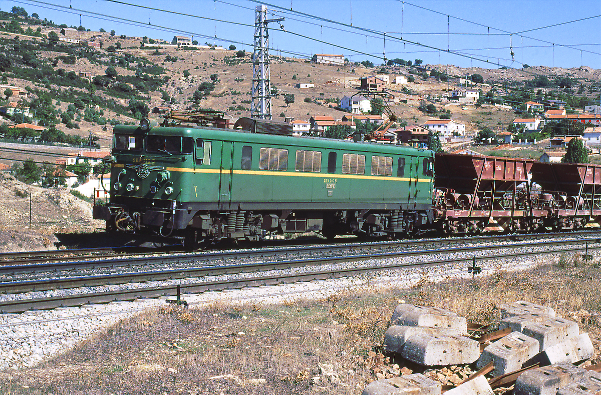 Die 269 010 der Renfe fährt mit einem Schotterzug aus dem Bahnhof Santa Maria de la Alameda ab. Bis Herradon la Canada steigt die Strecke noch mit 20 pro mille an, dann geht es hinab in das immer noch über 1000m hoch gelegene Avila.
8. Oktober 1987