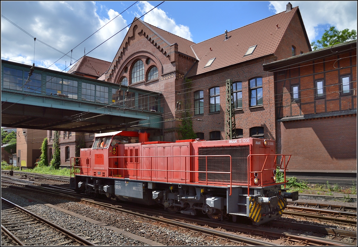 Die 271 110-5 der CTD brummt genüsslich durch Hamburg-Harburg. Im Hintergrund das altehrwürdige Empfangsgebäude. Juli 2015.