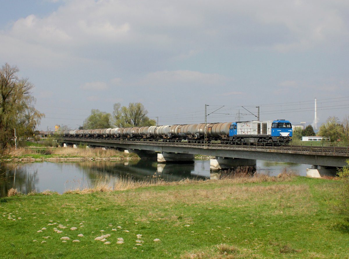 Die 272 001 mit einem Kesselzug am 10.04.2016 unterwegs bei Plattling.