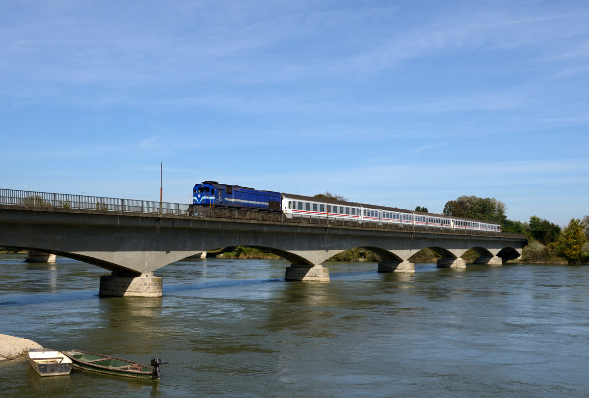 Die von Đuro Đaković gefertigte HZ 2044 004  James  präsentierte sich am 29. September mit Z 3605 auf der Draubrücke in Varazdin. 