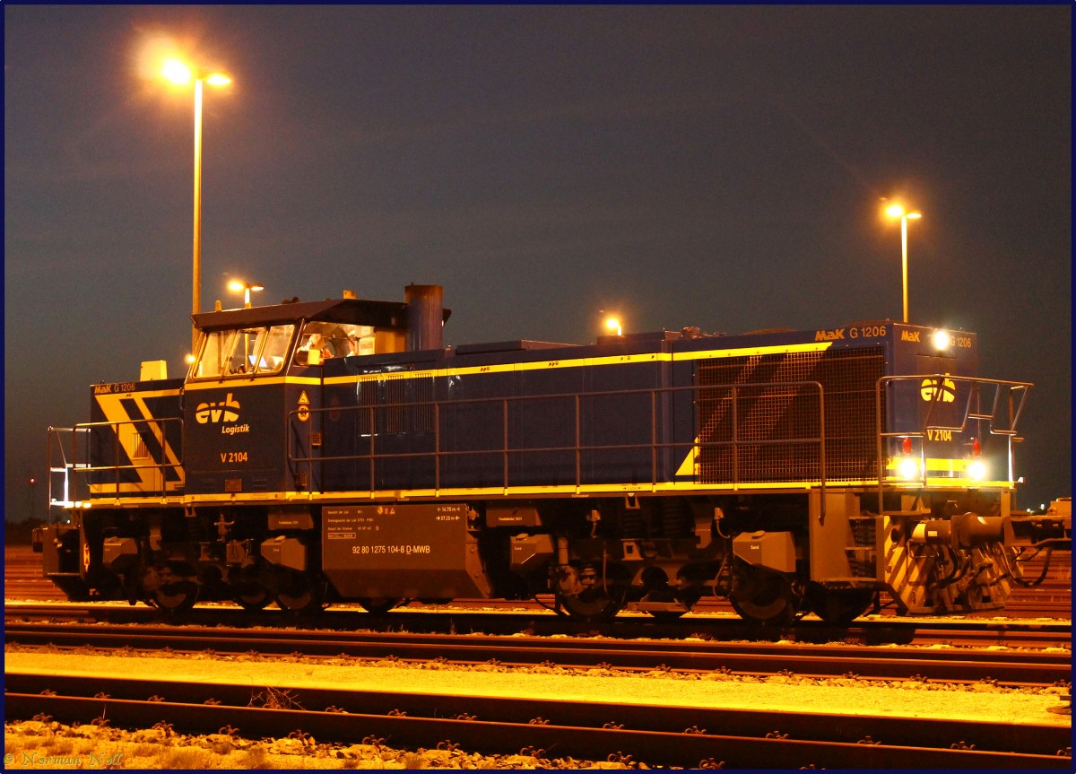 Die 275 104-8 der EVB/MWB wartet darauf Ihren Containerzug von der Vorstellgruppe 
in die KV-Anlage am CT Wilhelmshaven zu ziehen. 27/10/2014