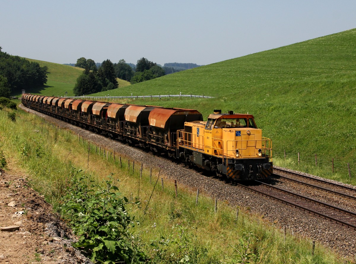 Die 275 846 mit einem Schotterzug am 05.07.2015 unterwegs bei Günzach.