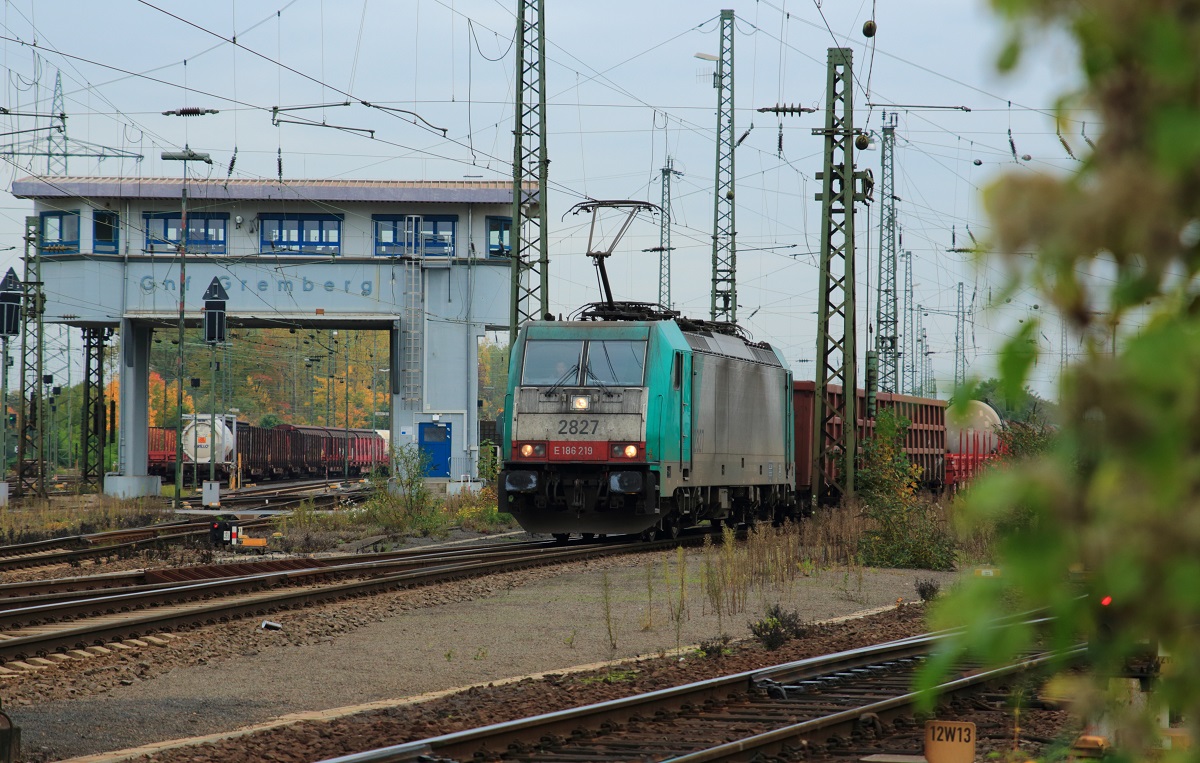 Die 2827/E 186 219 der SNCB verläßt am 24.10.2015 Köln-Gremberg in Richtung Südbrücke. Es wird langsam Zeit, dass die Lok eine Waschanlage aufsucht.