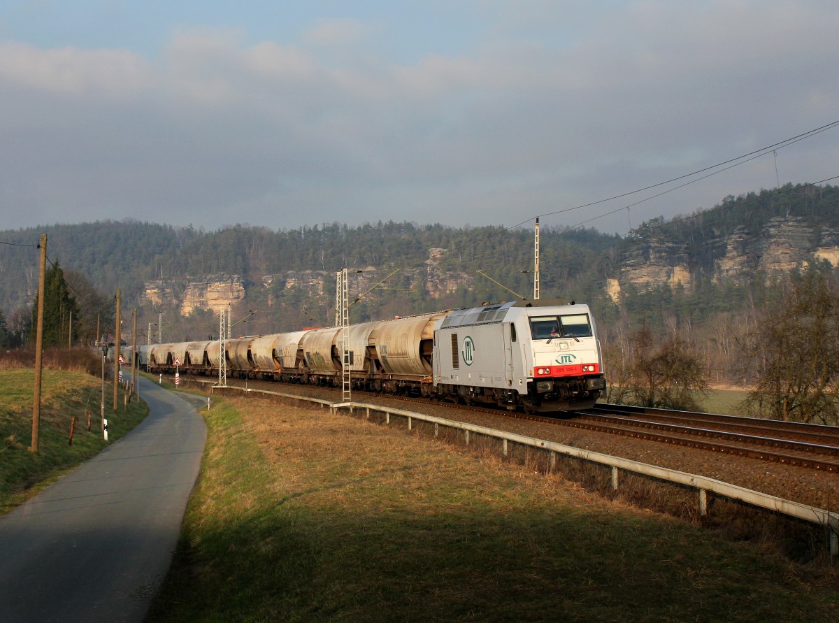 Die 285 106 mit einem Getreidezug am 14.02.2015 unterwegs bei Rathen.