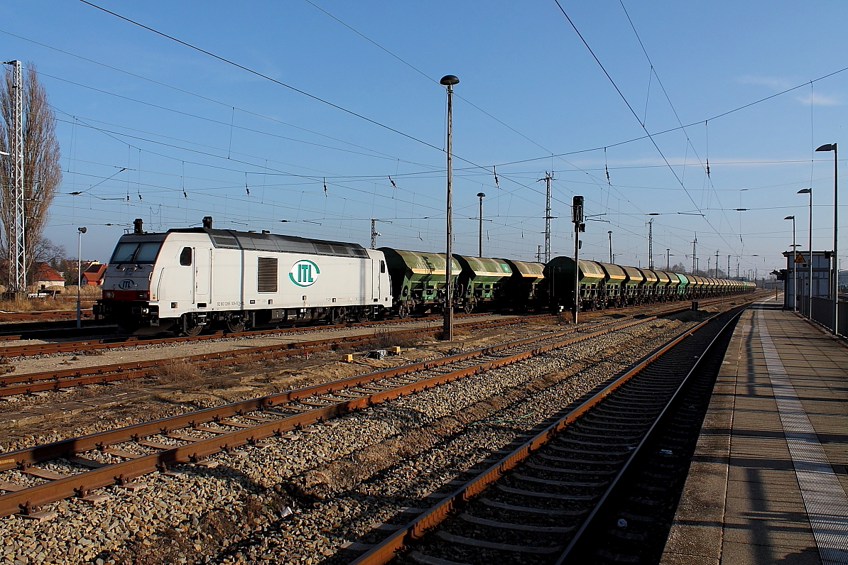 Die  285 109-5 mit eigenem Fcs-Zug am 09.03.2014 im Bahnhof Oranienburg.