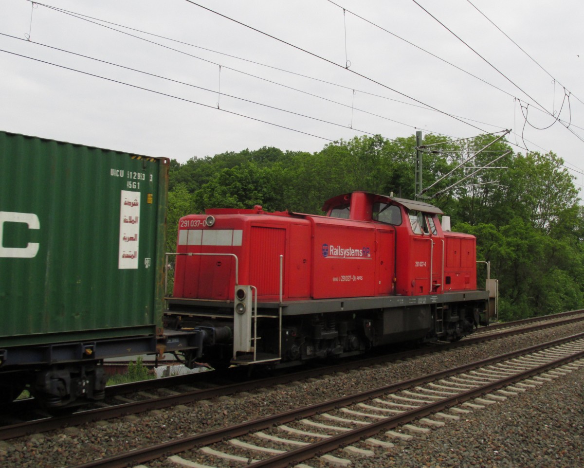 Die 291 037 von Railsystems als Schubleistung am Containerzug nach Hof. Aufgenommen in Liebau am 23.05.2015