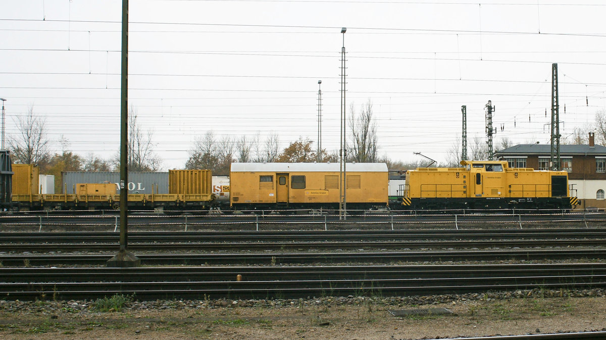 Die 293 011-3 der DB Bahnbau Gruppe mit Bauzug am 18.11.17 in Weil am Rhein.
Immer wieder schön anzusehen das DDR-Loks immer noch ihren Dienst leisten auch wenn diese 293er-Reihe von  ADtranz modernisiert wurde.
Weil a.R. am 18.11.17