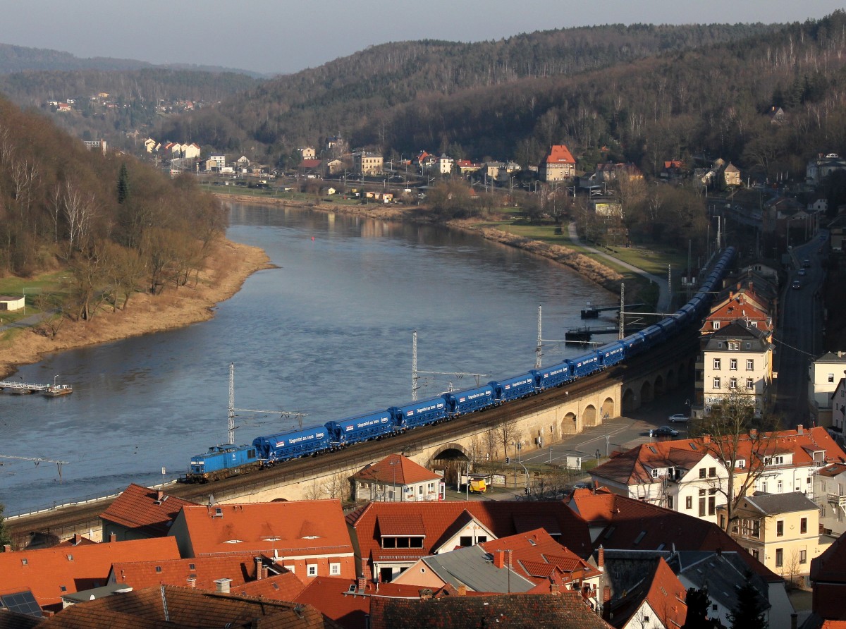 Die 293 026 mit einem Düngemittelzug am 16.02.2015 unterwegs bei Königstein.