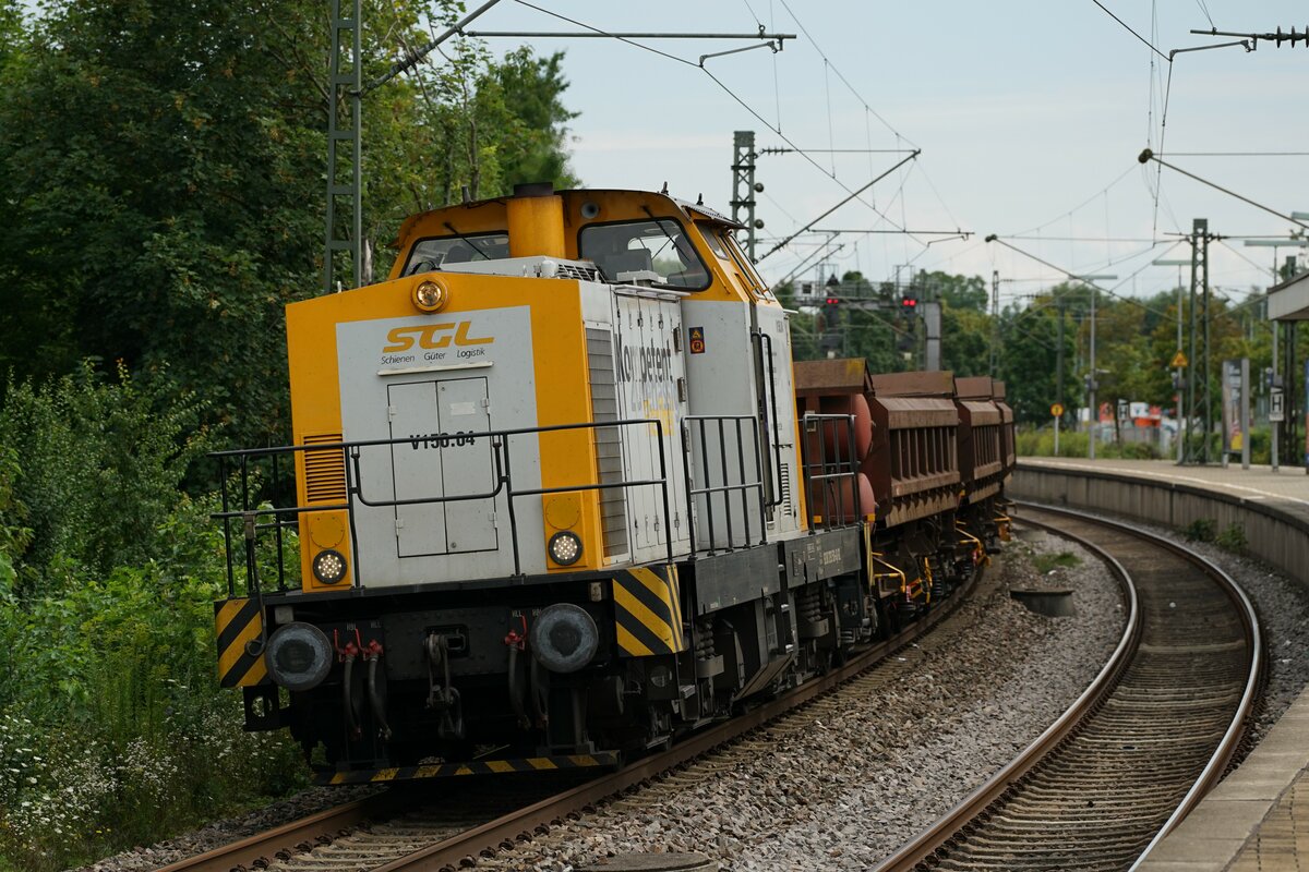 Die 293 510-4 der SGL fuhr am 10. August 2021 mit ihrem Schotterzug durch den Bahnhof Tamm (Württ).