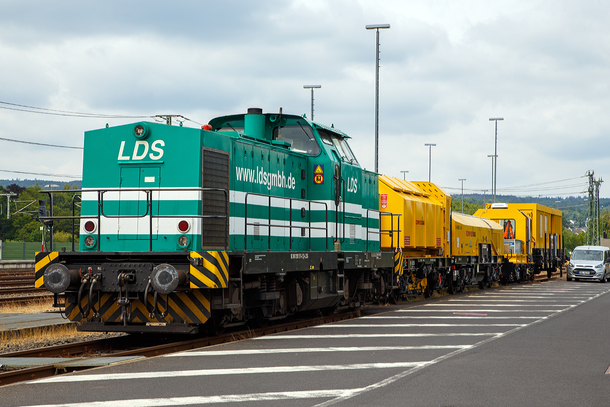 
Die 293 511-2 (92 80 1293 511-2 D-LDS) des Eutiner Eisenbahnunternehmen LDS GmbH (LDS steht für Logistik, Dienstleistungen und Service) steht am 07.07.2019 mit dem Drehhobel D-HOB 4.0 (D-HOB 2500) der Schweerbau beim ICE-Bahnhof Montabaur. 

Die Einheit Drehhobel D-HOB 2500 IV (D-HOB 4.0) besteht aus dem Steuerwagen (Schweres Nebenfahrzeug-Nr. D-SBAU 99 80 9580 003-8) einem ursprünglichen GAF 100 R welches keinen eigenen Antrieb mehr hat, dem Technologieträger D-HOB 2500 IV bzw. D-HOB 4.0 (Drehhobel) Schweres Nebenfahrzeug-Nr. D-SBAU 99 80 9427 020-9) und dem Spänetransportwagen STW 01 Schweres Nebenfahrzeug-Nr. D-SBAU 99 80 9552 100-6. Zudem war noch der Flachwagen 27 80 3302 030-8 D-WSG der Gattung Ks mit aufgesetzten Werkstatt- und Aufenthaltscontainer dort abgestellt.

Die Lok ist eine nach dem Umbaukonzept Baureihe 293 von ADtranz remotorisierte und modernisierte DR V 100 (Spenderfahrzeug ist nicht bekannt), sie wurde 2000 unter der Fabriknummer 72350 umgebaut. Seit 2003 ist sie bei der LDS.

Umbaukonzept Baureihe 293
ADtranz modernisierte zwischen 1995 und 2002 59 Loks zur Baureihe 293. Neben der Aufarbeitung der vorhandenen Aggregate erhielten auch diese Lokomotiven neue Motoren von Caterpillar oder MTU. Die Druckluftanlage wurde erneuert, ebenso die elektrische Steuerung. Neu war auch die hydraulisch angetriebene Kühlanlage. Bei mehreren der Loks mussten neue Betriebsbücher angelegt werden, da die Ursprungslokomotive nicht feststellbar war. Zwei weitere Lokomotiven wurden durch verschiedene Werkstätten nach diesem Konzept umgebaut.

TECHNISCHE DATEN::
Achsanordnung: B'B'
Spurweite: 1.435 mm
Länge über Puffer: 14.350 mm
Drehzapfenabstand: 7.000 mm
Gesamtachsstand: 9.300 mm
Höchstgeschwindigkeit 100 km/h
Motor: 12-Zylinder-4-takt-Dieselmotor mit Turbolader und Ladeluftkühlung 
Leistung:  1050 kW / 1428 PS 
Gewicht der Lok: 72 t
