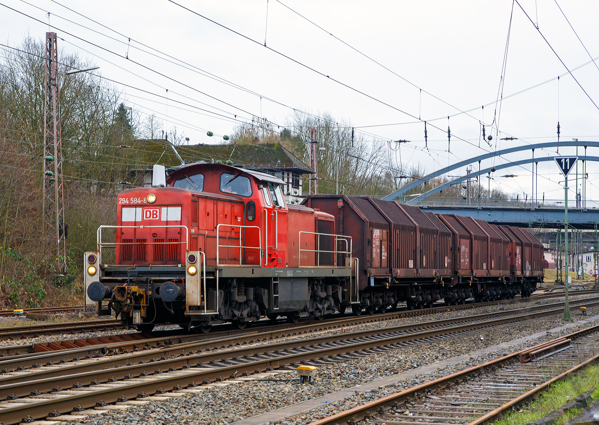 
Die 294 584-8 (98 80 3294 584-8 D-DB) der DB Cargo Deutschland AG zieht am 05.01.2018 einen kurzen Coilgüterzug von Kreuztal nach Ferndorf.