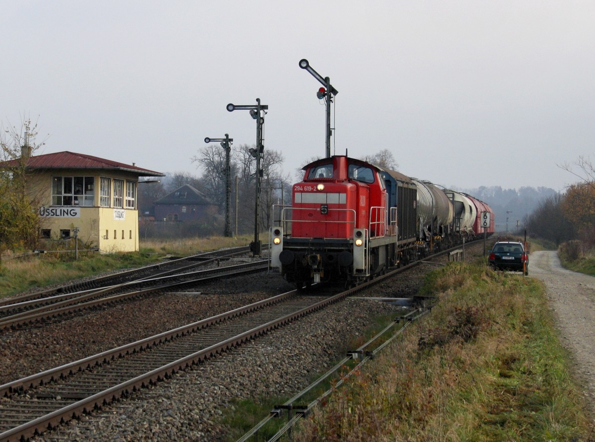 Die 294 619 mit einem G�terzug am 11.11.2011 bei der Durchfahrt in T��ling.