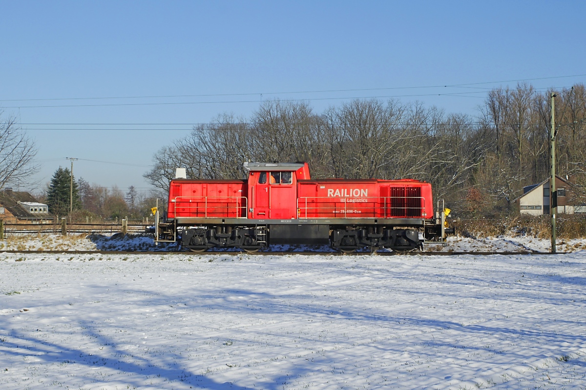 Die 294 696-0 rollt am 18.01.2024 bei Kaarst Broicherseite von Neuss nach Krefeld