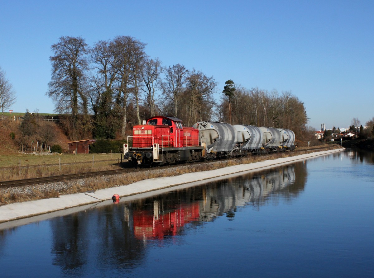 Die 294 734 mit einem Güterzug am 30.12.2013 unterwegs bei Schalchen.