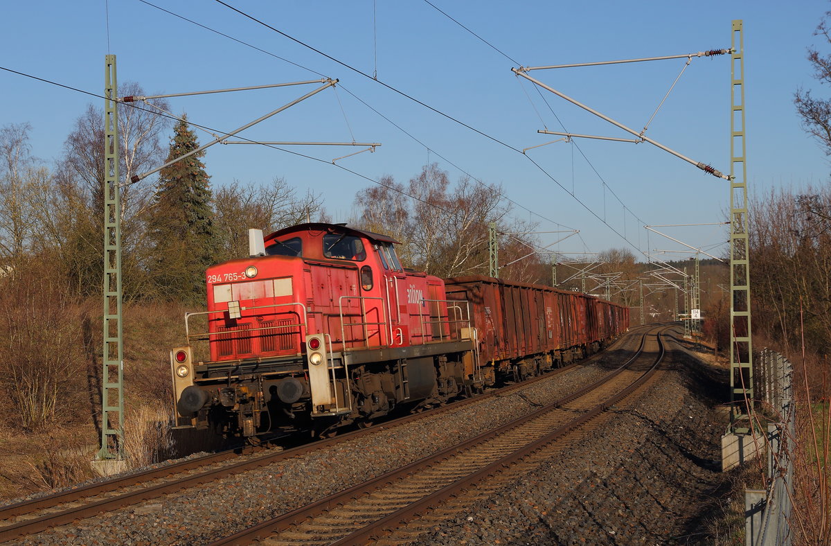 Die 294 756 mit 5 Eanos auf der Fahrt zum Schrotthändler bei Zellwolle in Plauen. Hier kurz vor der Einfahrt Plauen ob. Bahnhof. Aufgenommen am 20.3.2019