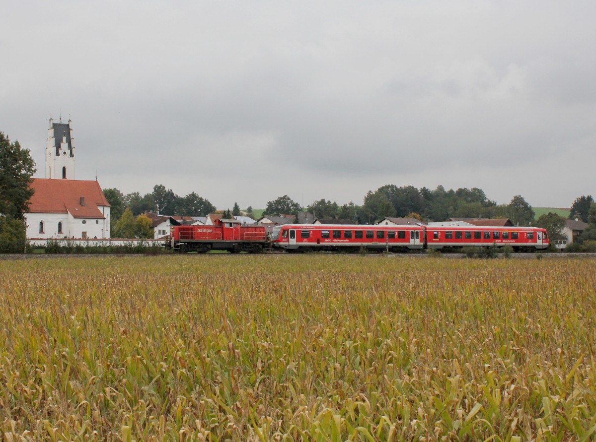 Die 294 768 mit einem 628 als RB nach M�hldorf am 06.10.2013 unterwegs bei Huldsessen.