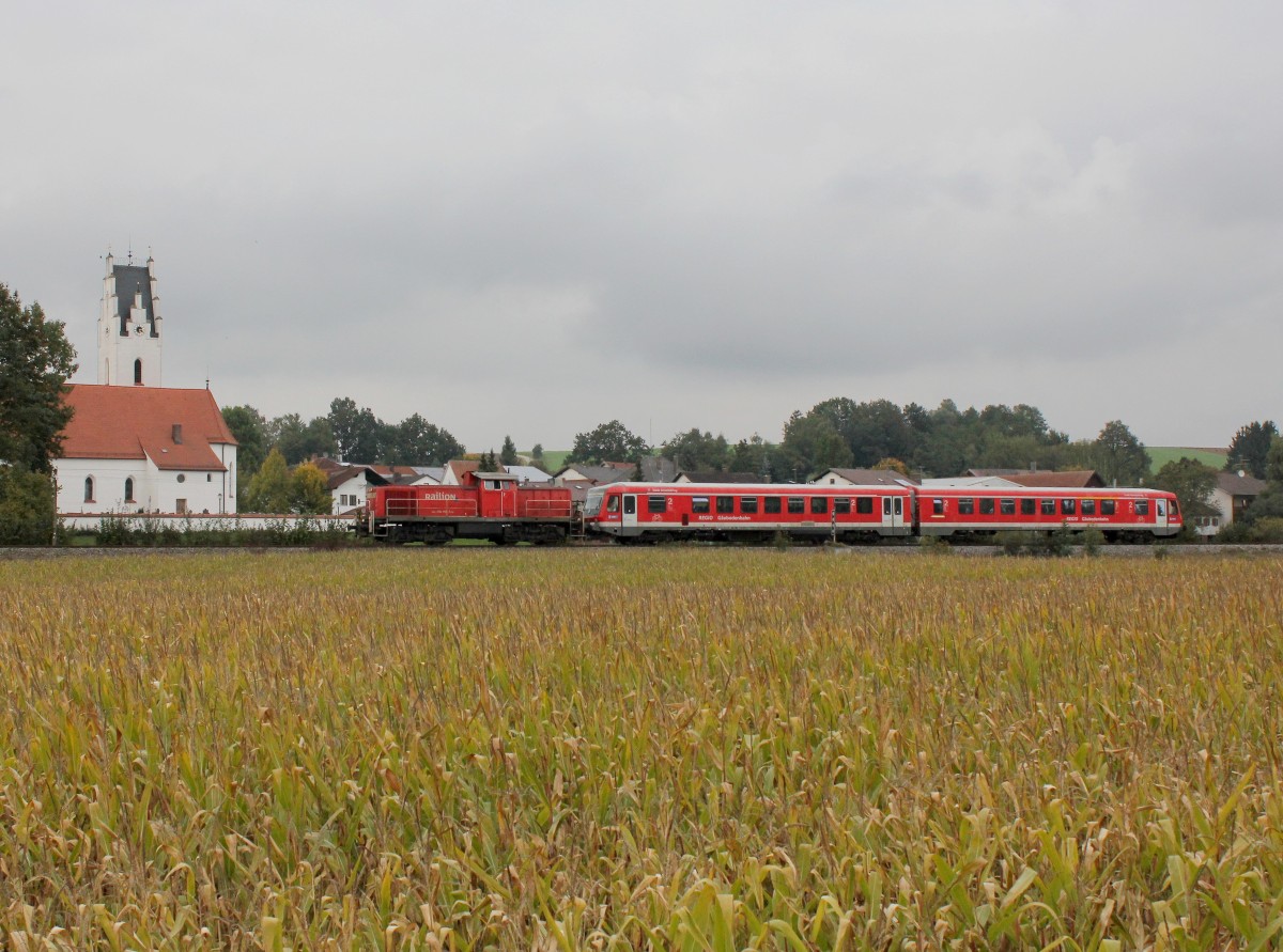 Die 294 768 mit einem 628 als RB nach Mhldorf am 06.10.2013 unterwegs bei Huldsessen.