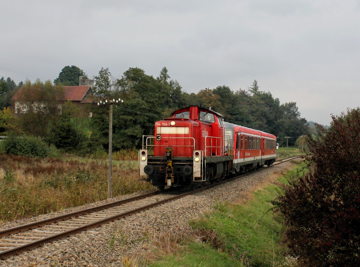 Die 294 768 mit einem 628 als RB nach M�hldorf am 06.10.2013 unterwegs bei Hebertsfelden.