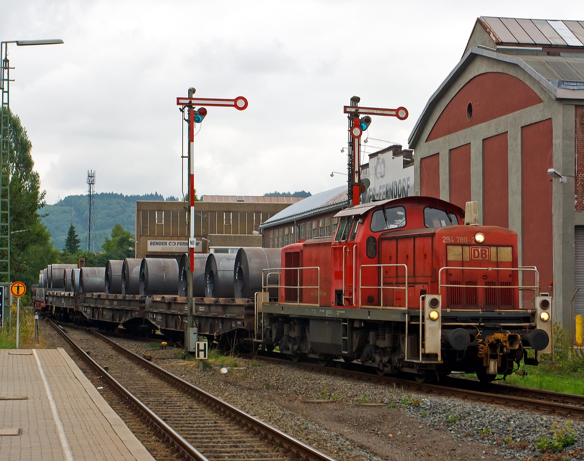 Die 294 780-2 (V 90 remotorisiert) der DB Schenker Rail Deutschland AG rangiert am 03.09.2013, mit Coils beladenen Schwerlastwagen der Gattung Sahmms-t 710, im Bahnhof Ferndorf (Kr. Siegen).