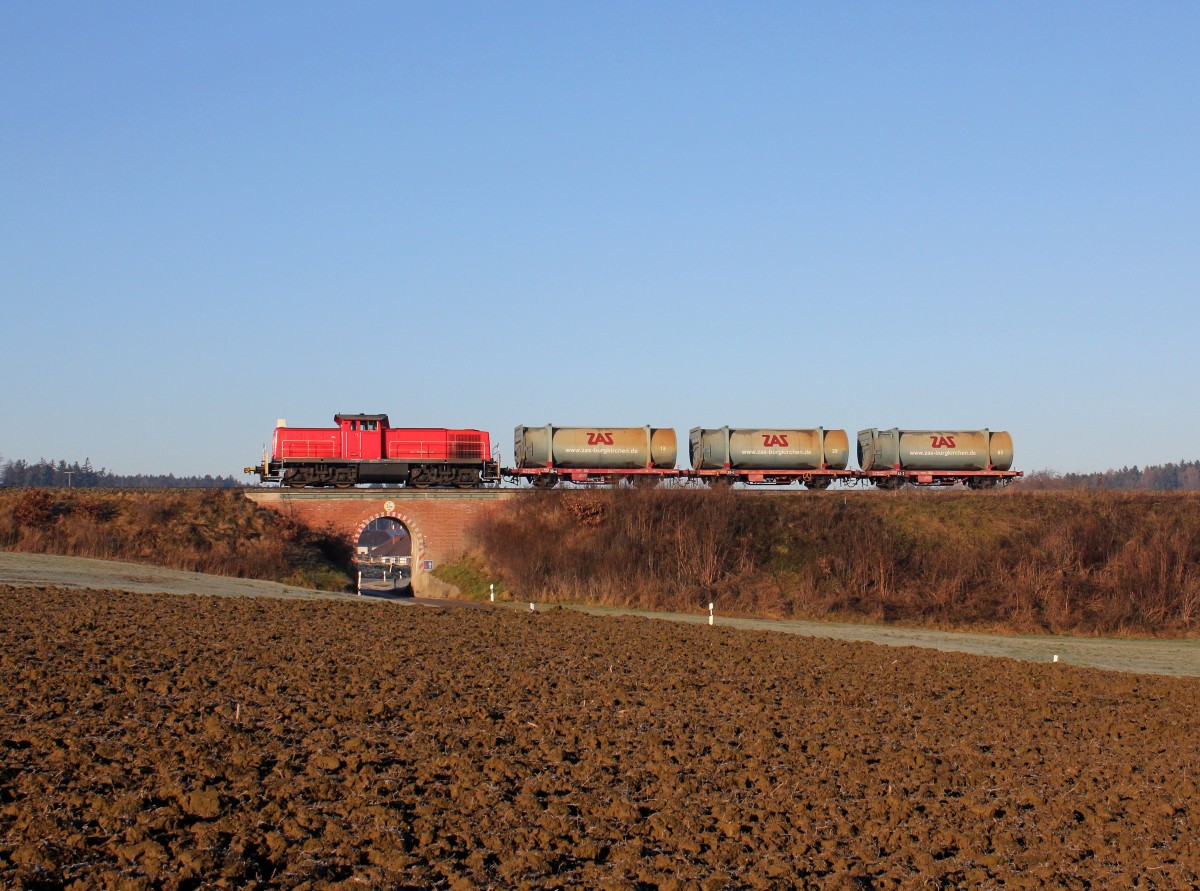 Die 294 804 mit einem Müllzug am 30.12.2013 unterwegs bei Hörbering.