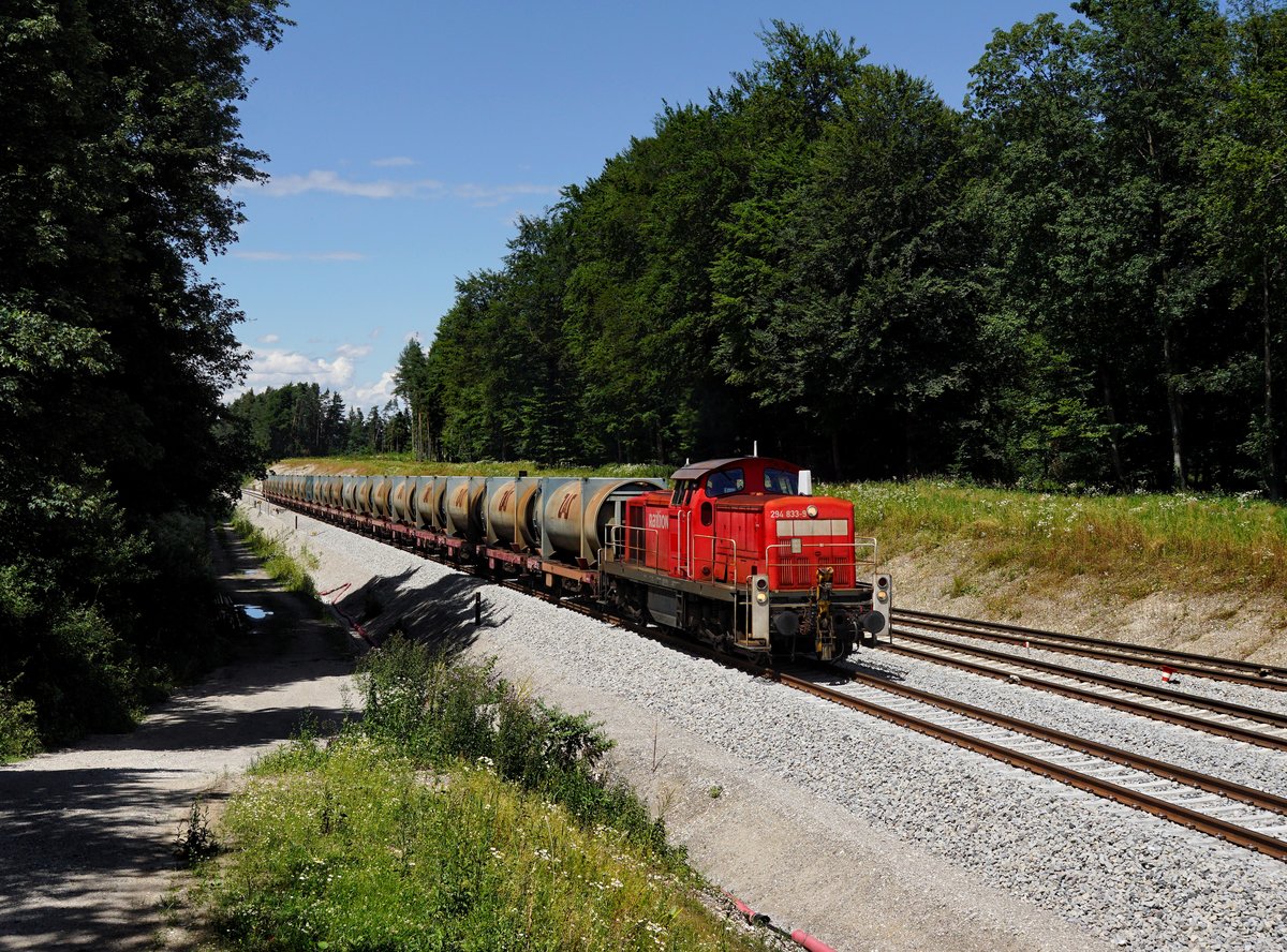 Die 294 833 mit einem Müllzug am 30.06.2017 bei der Einfahrt in Tüßling.