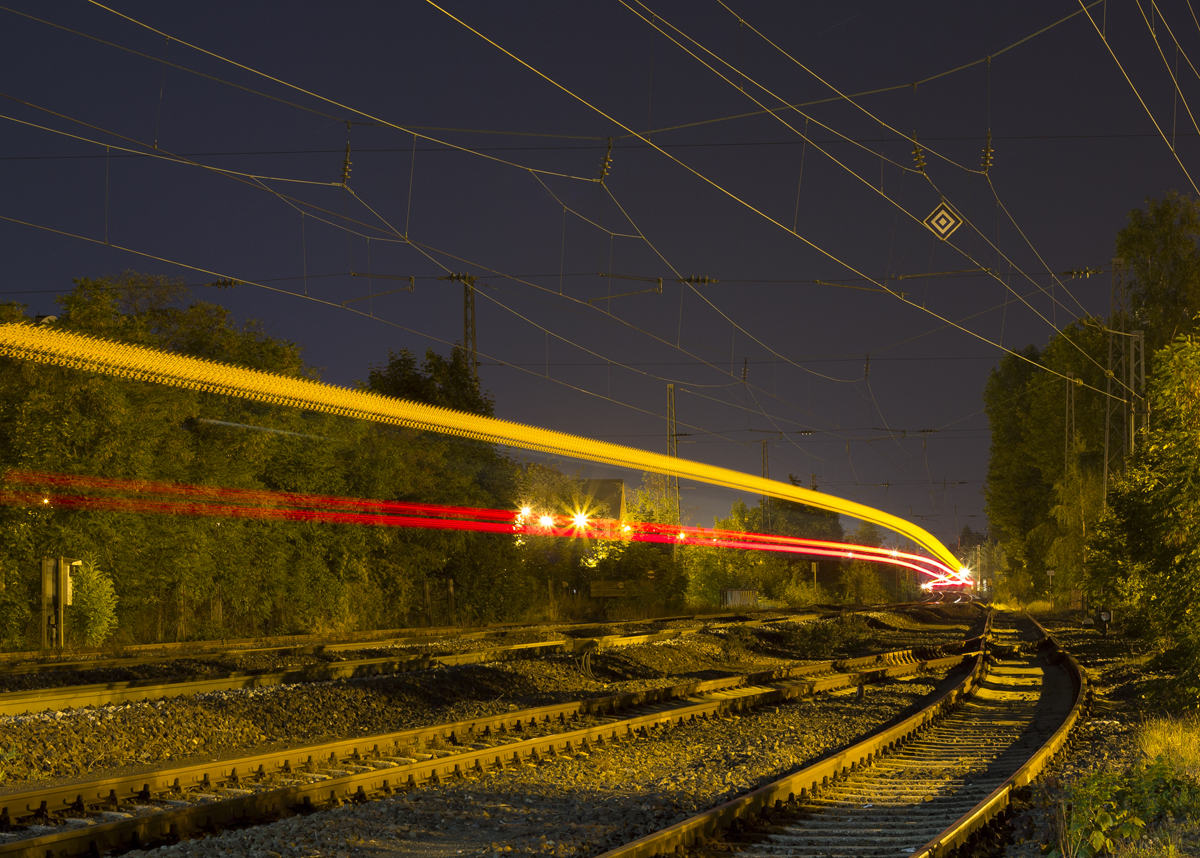 Die 3 Minuten lange Leuchtspur eines nach Nrnberg ausfahrenden 442 in Bamberg. Das gelbliche Licht kommt von der Straenbeleuchtung nebenan (05.09.2013)